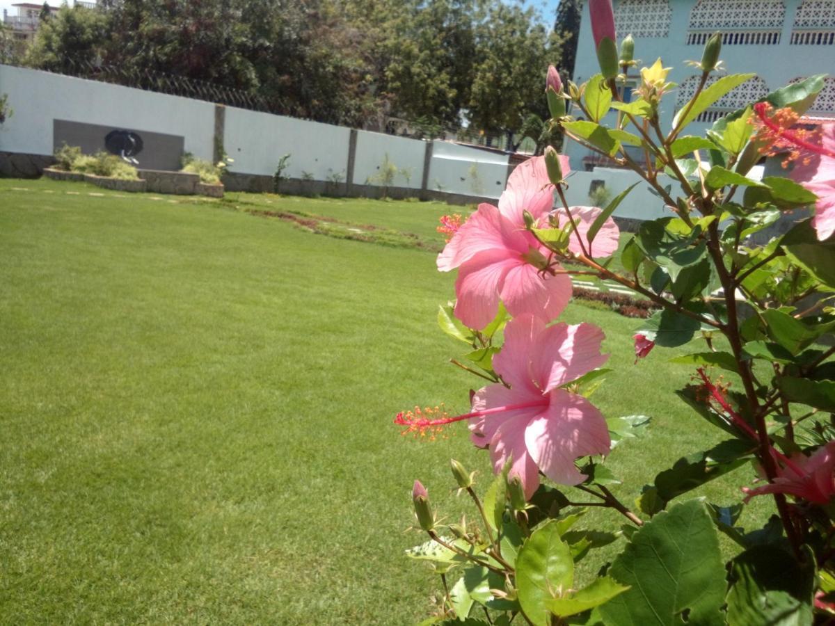 Chamiachi Hotel & Apartments Bamburi Exteriör bild