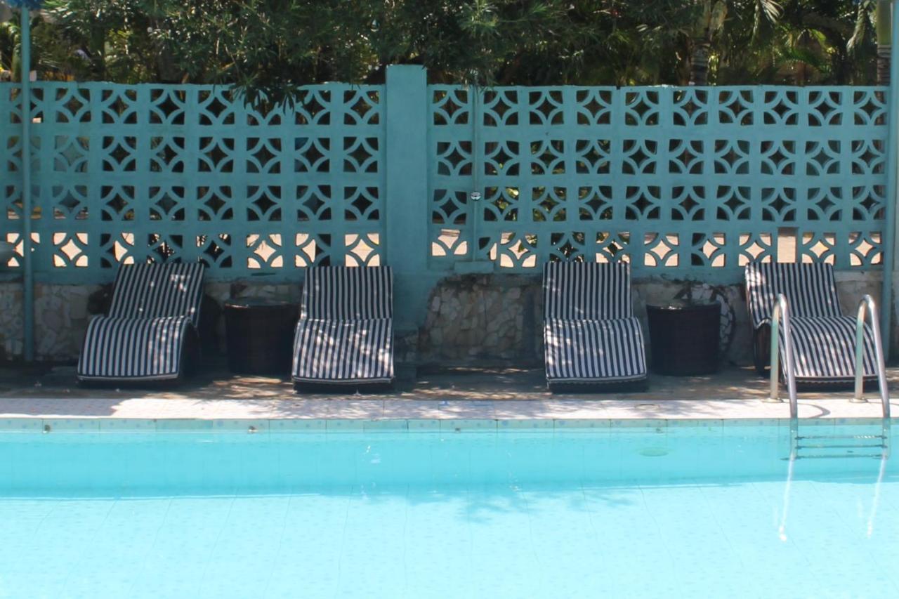 Chamiachi Hotel & Apartments Bamburi Exteriör bild