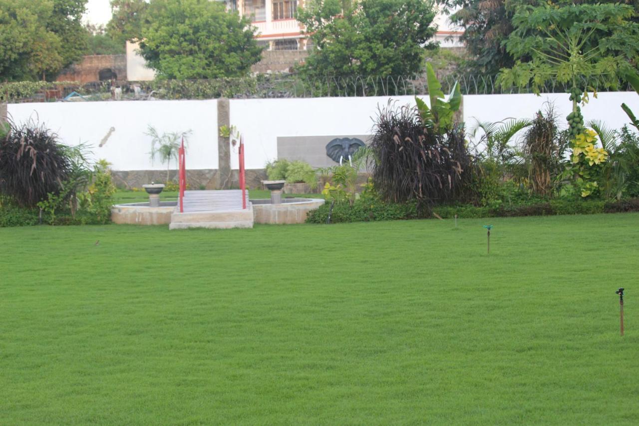 Chamiachi Hotel & Apartments Bamburi Exteriör bild