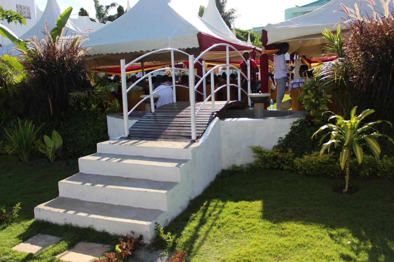Chamiachi Hotel & Apartments Bamburi Exteriör bild