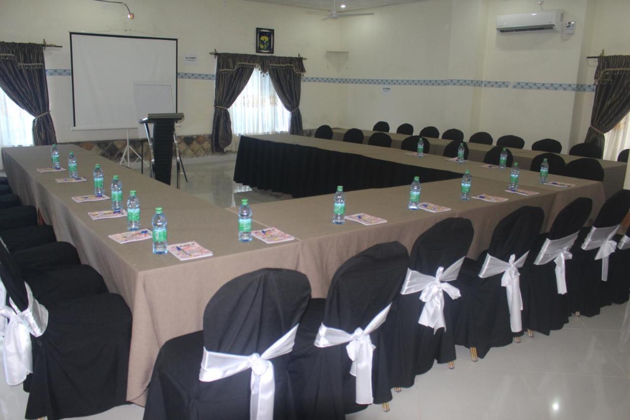 Chamiachi Hotel & Apartments Bamburi Exteriör bild